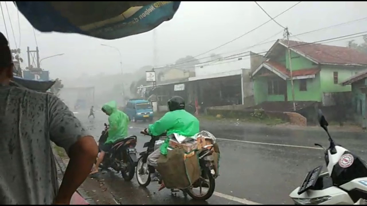 Detik-detik Puting Beliung Terjang Bogor