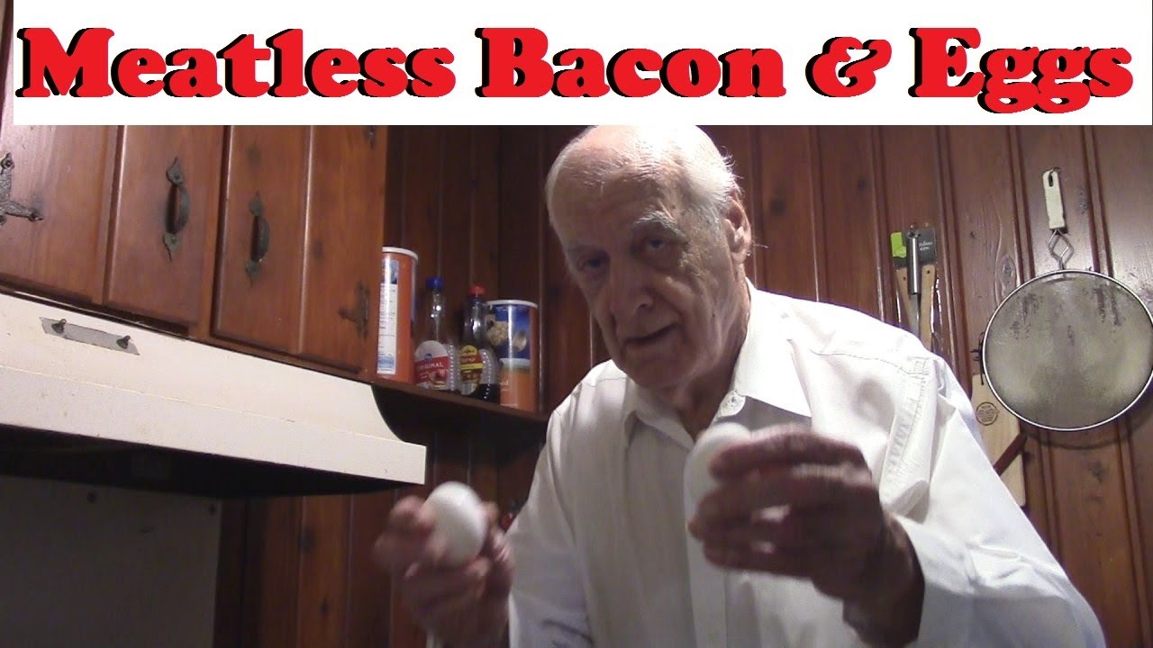 Завтрак: овощи, бекон, яйца, картофель, тосты