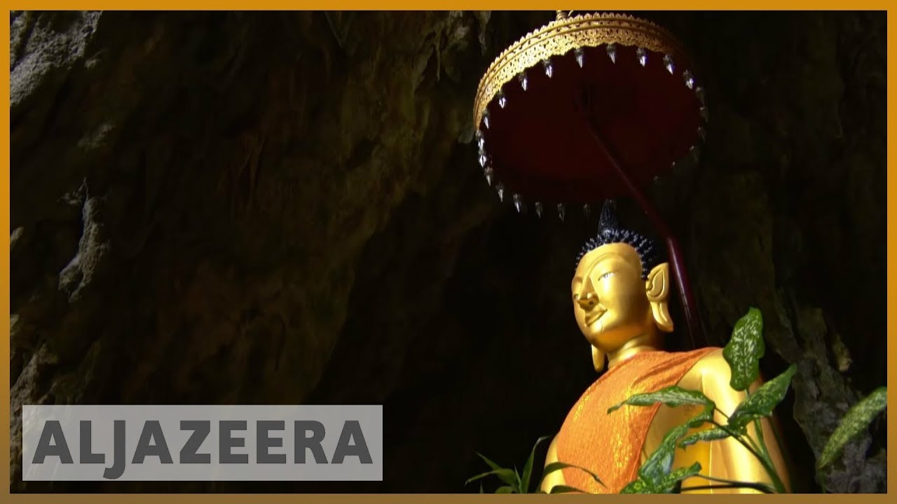 🇹🇭 آباء يدعون لمنتخب تايلاند لكرة القدم للشباب المحاصر في كهف | الجزيرة الإنجليزية