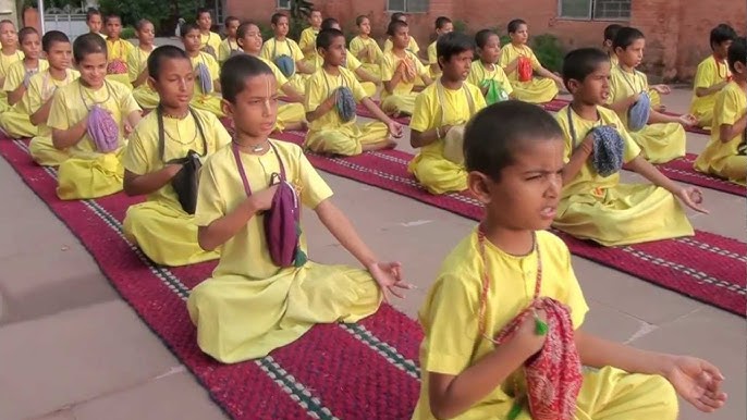 Estudantes do Mossunguê conhecem o mantra Hare Krishna