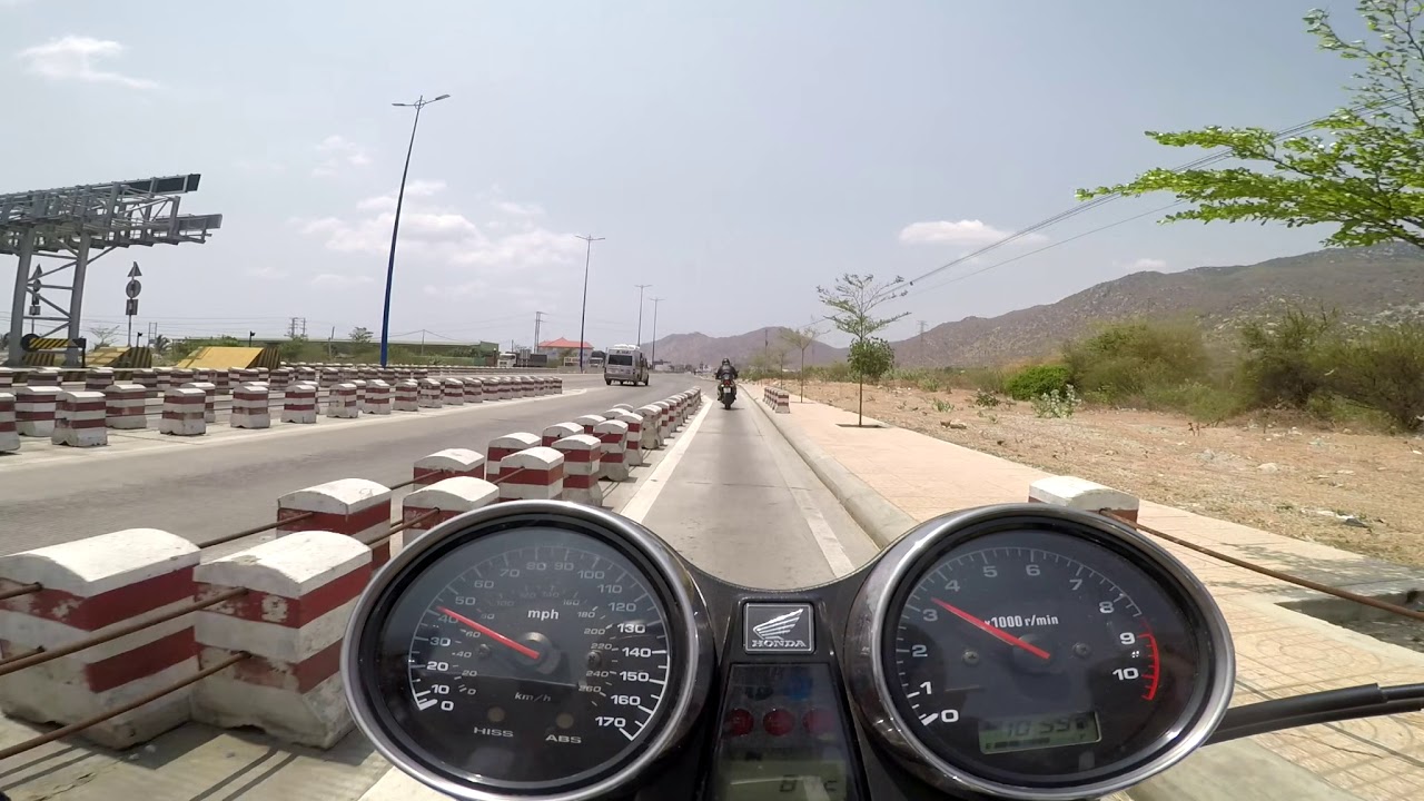 CB1300 chasing old man on Z1000