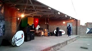 Kweriez & Ma-Air performing 