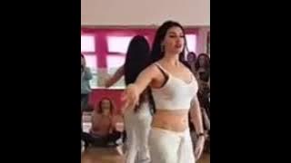 Belly dance ( tari perut )