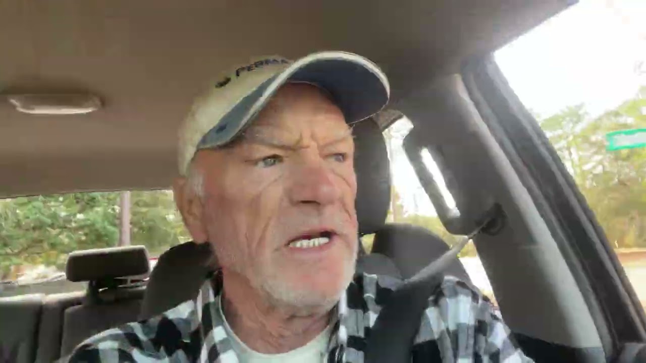 Загружаю в свой прицеп металлолом с улицы.