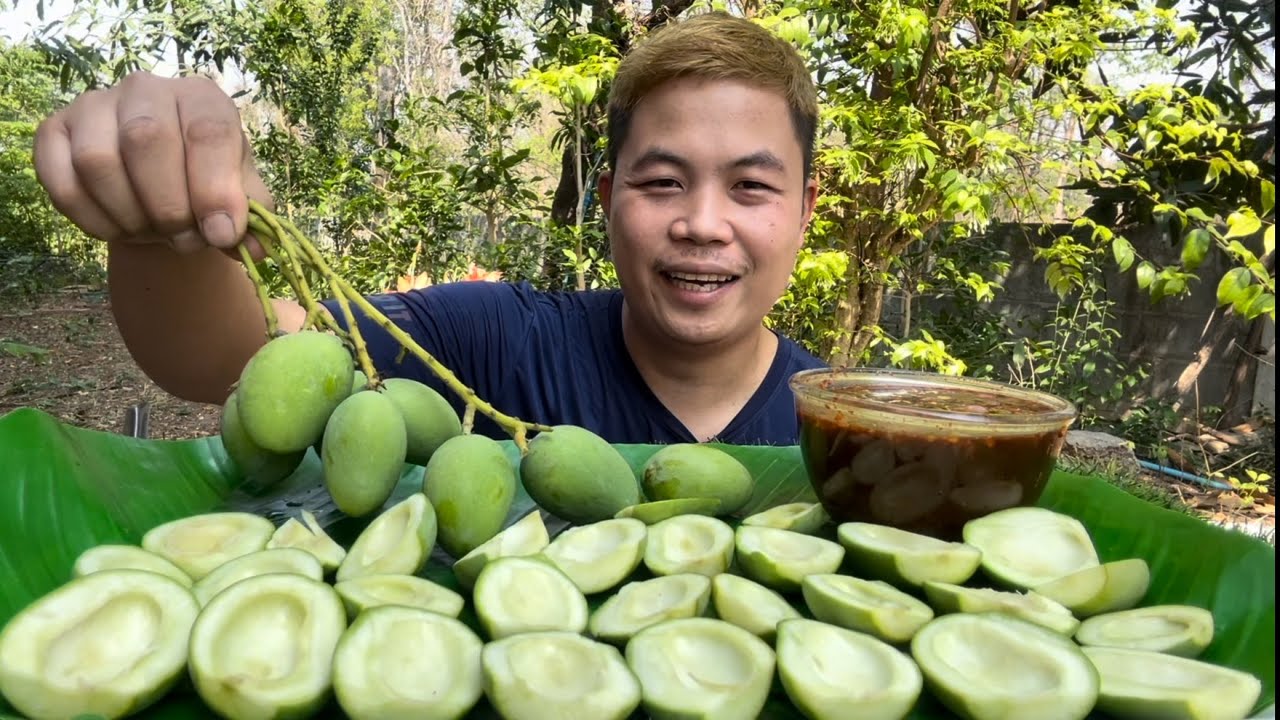 มะม่วงเบา จิ้มแจ่วน้ำปลาร้าเปรี้ยวจี๊ดจ๊าดกรอบๆ￼เต็มปากเต็มคำแซ่บ ￼#food