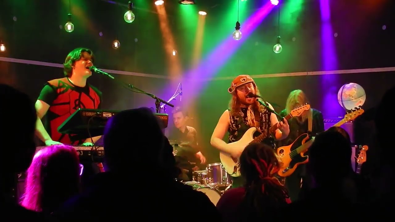 Tiisu - Eikö mitään enää sanoa saa?