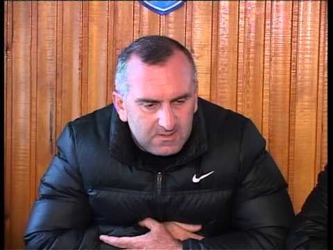 საფეხბურთო კლუბ „ზუგდიდის\" დირექტორი მალხაზ ჭეჟია საკრებულოს თავმჯდომარეს ლევან კონჯ...