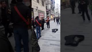 İstiklal Cadesinde Kürtçe Şow Resimi