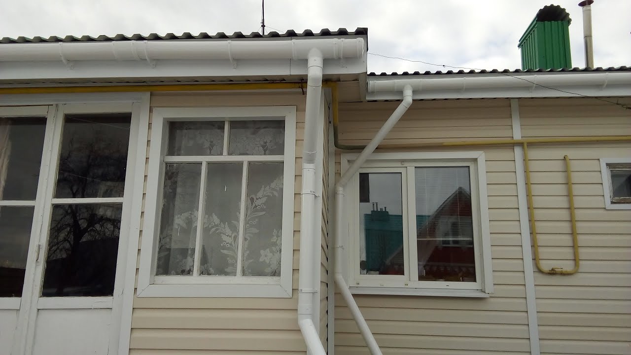 ВОДОСТОК. Монтаж водостоков своими руками. - YouTube