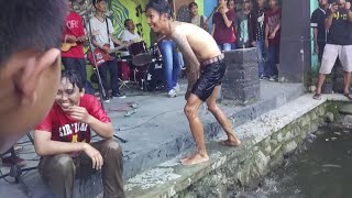 Sir'iyai Loncat Ke Kolam Ikan Saat Nyanyi Tahu Crispy