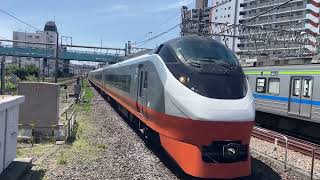 E657系K3編成(フレッシュひたちリバイバルカラー・橙色)が特急ときわ57号として柏駅4番線に到着するシーン 2025年5月11日10時48分撮影