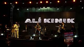 Ali Kınık - Yalnız Değilsin (Canlı - Konser)