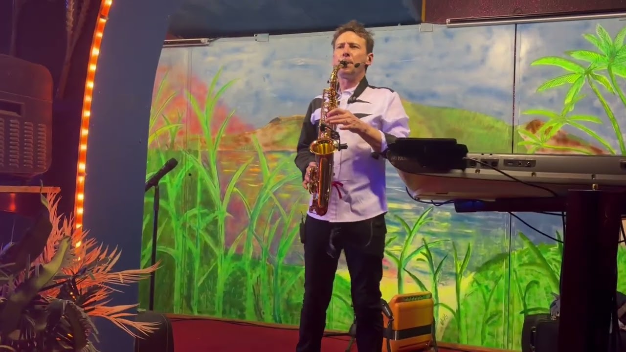 Superbe colomba bianca jouer au saxo 🎷 par notre petit bichon Damien Poyard 🎷🎼 