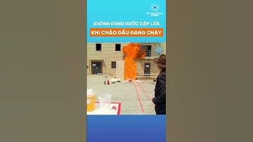Tại sao không dùng nước dập lửa khi chảo dầu đang cháy?