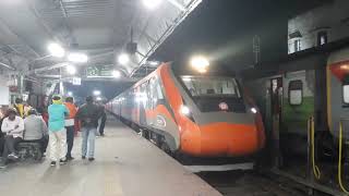 Train no. 22346 Gomtinagar Patna Vande Bharat Express entering DDU platform no.3 with saffron rake.