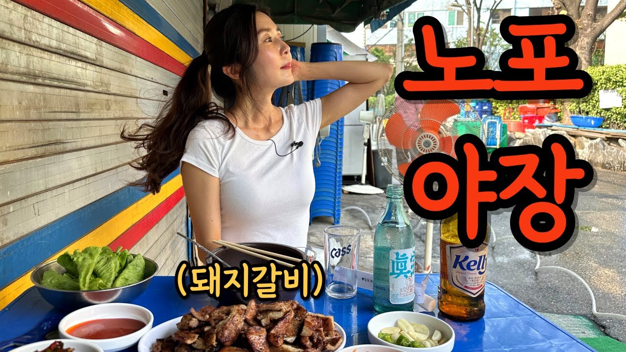 Одинокая женщина, отлично проводящая время в знаменитом ресторане в палящую жару (при участии: од...