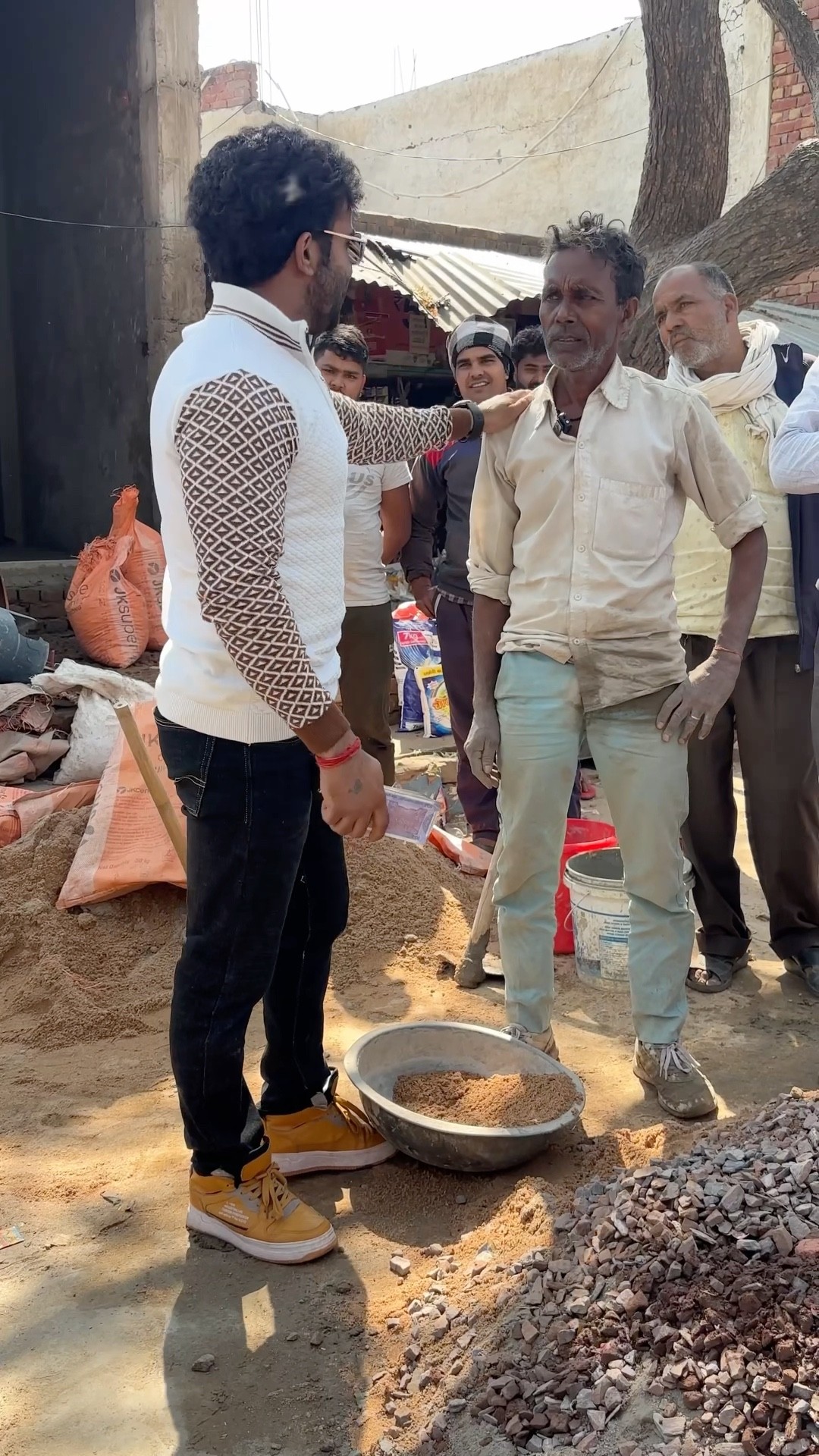 अंकल के साथ उसके दोस्त ने ही ग़लत कर दिया ❤️? #humanity #respect #helping #trending #viralvideo