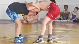 Назар Курманов на тренировке по вольной борьбе