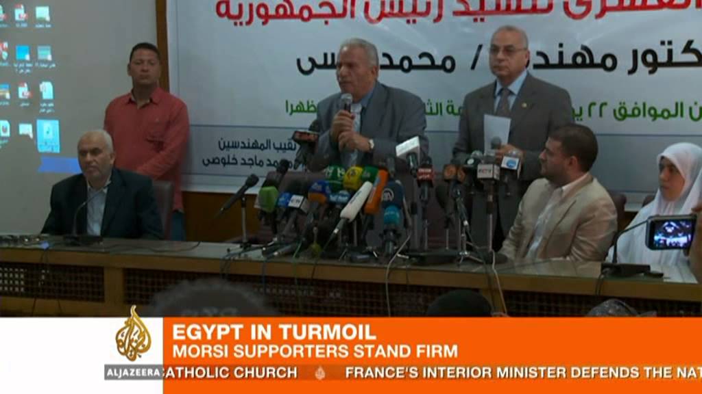 مسيرات متنافسة في مصر تتحول إلى أعمال عنف دامية