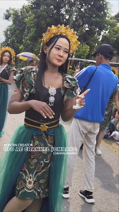 ehh yaampun senyum nya mengandung gula #karnaval #pawai #budaya #dance #kostumkarnaval