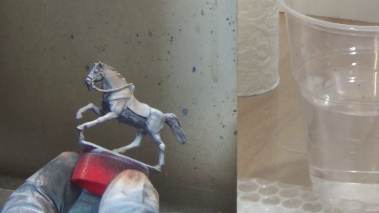 Tutorial Pferde-Miniaturen bemalen – Teil 1: Grundieren