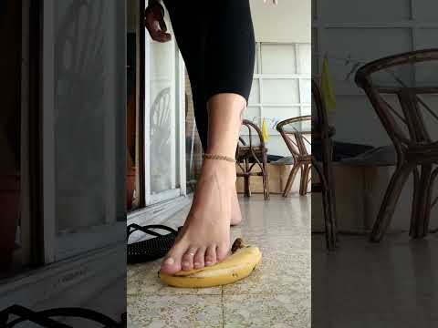 Pies vs banana #pies #barefoot #trampling #pisando #feetcrushing #flipflop