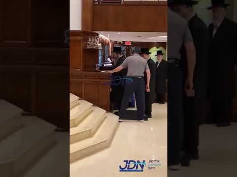 Sadigura Yerushalayim Rebbe counting sefira In Bal Harbor's 'The shul'