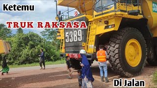 Mobilisasi HD 785. Truk Batu Bara Di Jalan Raya. Mobilization Haul Truck.