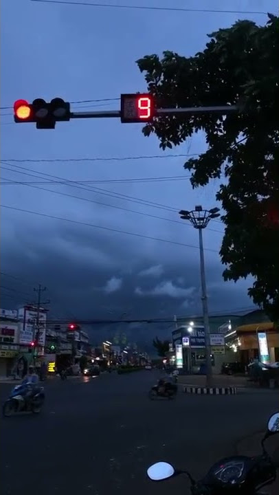 Lampu merah ujung senja