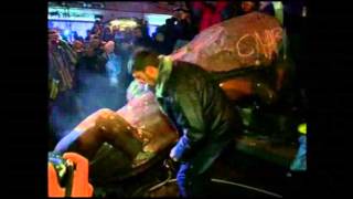 Raw: Protesters in Kiev Topple Lenin Statue
