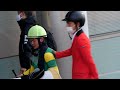偉大なる大将軍の馬をシンガリ負けさせて怒られたのか半泣き状態のカンタを誘導馬の騎手が慰める