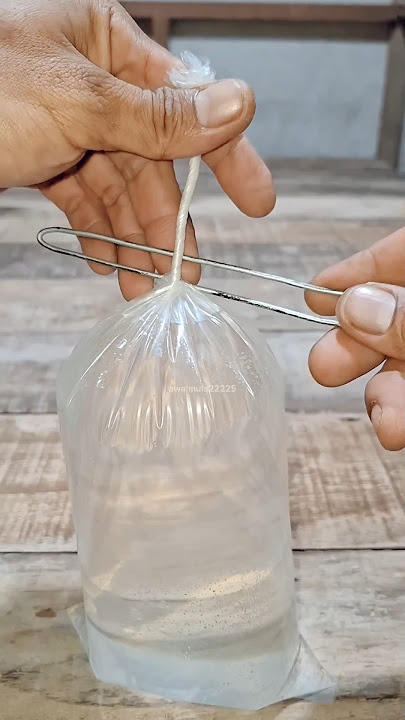 cara ikat plastik untuk es batu menggunakan kawat.