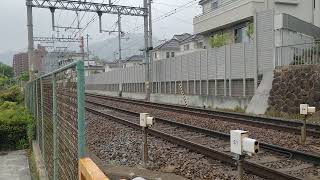S字カーブ付近を通過する阪急電車1000系1007Fの万博ラッピング。