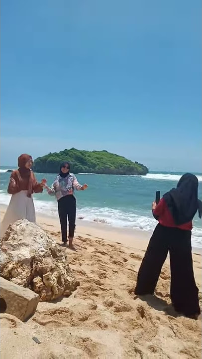 TIK TOK VIRAL -  Pengunjung joget santuy di pantai | Stori wa hari ini