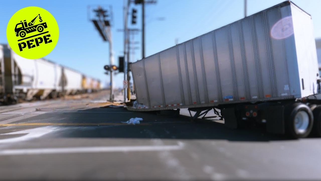 Remolque destruido por tren (El Tren SIEMPRE gana)