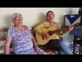 Senhora de 99 anos cantando com a filha