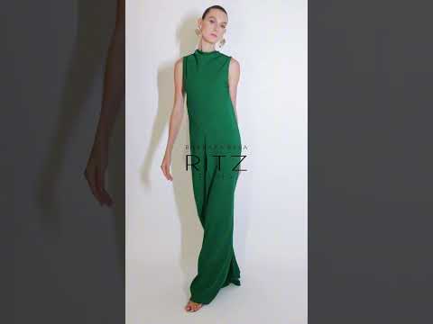 Vestido longo refinado com decote degagê