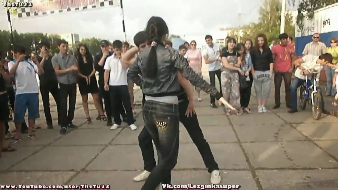 Девушки танцуют лезгинку видео. Дагестанские девушки танцуют лезгинку. Девушка танцует лезгинку. Дагестанская девушка танцует. Девушка танцует Дагестана лезгинку.