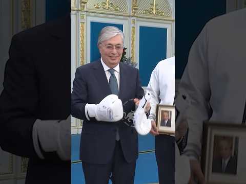 Главный тренер сборной Казахстана по боксу подарил Президенту боксерские перчатки. Казахстан сегодня