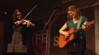 Della Mae - Nail that Catfish to a Tree - Live at Fur Peace Ranch chords