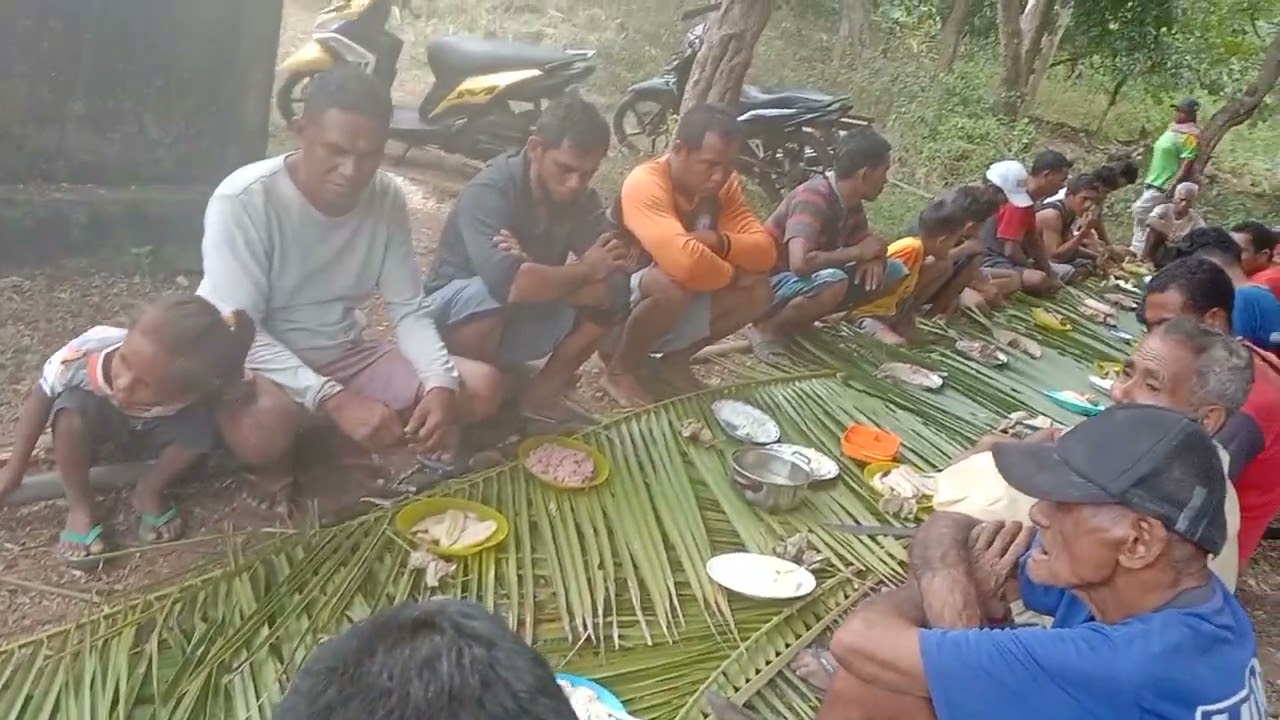 Prosesi Adat Di Desa Laitutun.Dalam Pembersihan Perigi Tua Marna Oliana