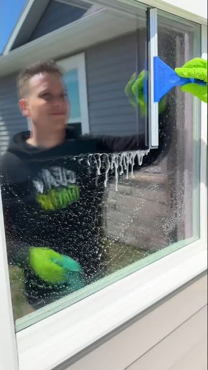 How to clean exterior windows and screens | Day 29/30 of my Spring Cleaning Spree #diy #home