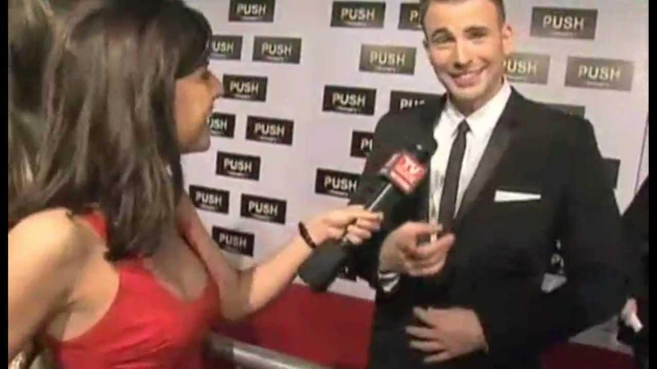 Chris Evans Cheers For Dakota Fanning !