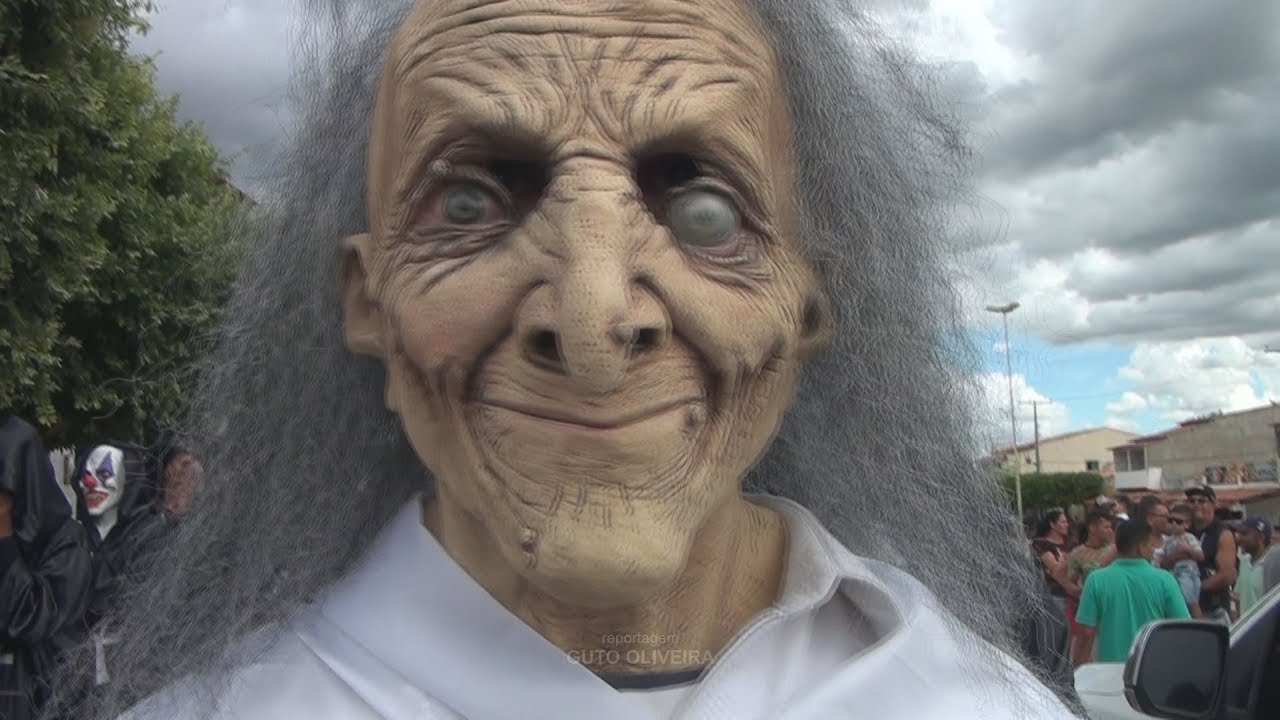 TVS - Tradição e alegria fazem das Caretas de Barrocão o melhor encontro de mascarados da Bahia