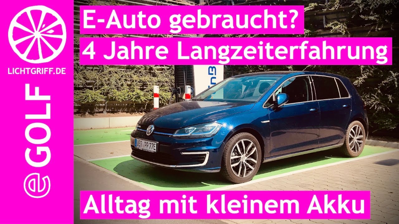 Ein Gokart-Auto steht auf der Autobahn und wartet auf den Fahrer