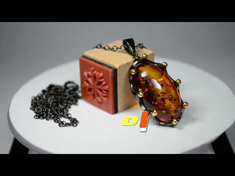 ნატურალური ქარვა, ჩასმული ოვალურ ჩარჩოში