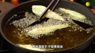 风味茄子｜酸甜香辣、酥脆开胃、超级下饭！ 风味茄子：1.茄子去囊切成粗条，依次重复撒水-裹土豆淀粉-动作（至少3次）；油温180度下锅炸至微黄，油温210度复炸10秒。2.热锅底油煸香姜沫、蒜沫