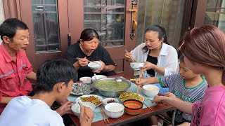 今天下雨挺凉快，媳妇削个冬瓜炖汤喝，再来几个小炒，真下饭