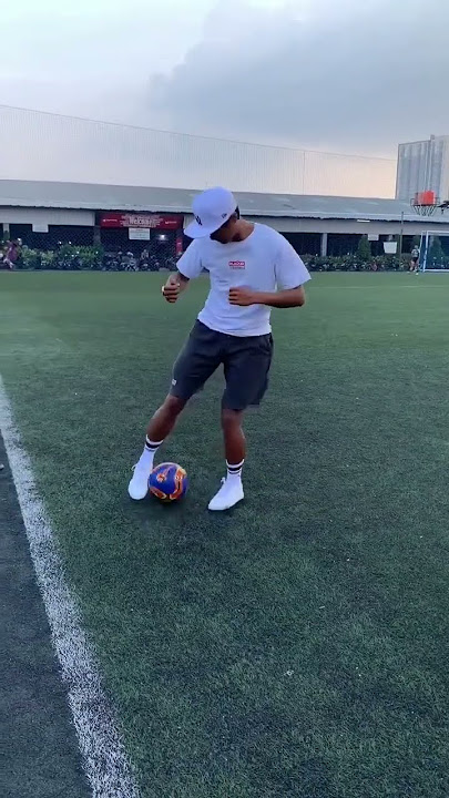 Bos Bubun Preman Pensiun Unjuk Skil Main Bola #shorts