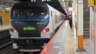 回9597M E257系 NA-08編成 臨時特急あずさ93号松本行の返却回送 回送列車が17分遅れて八王子駅3番線を発車するシーン